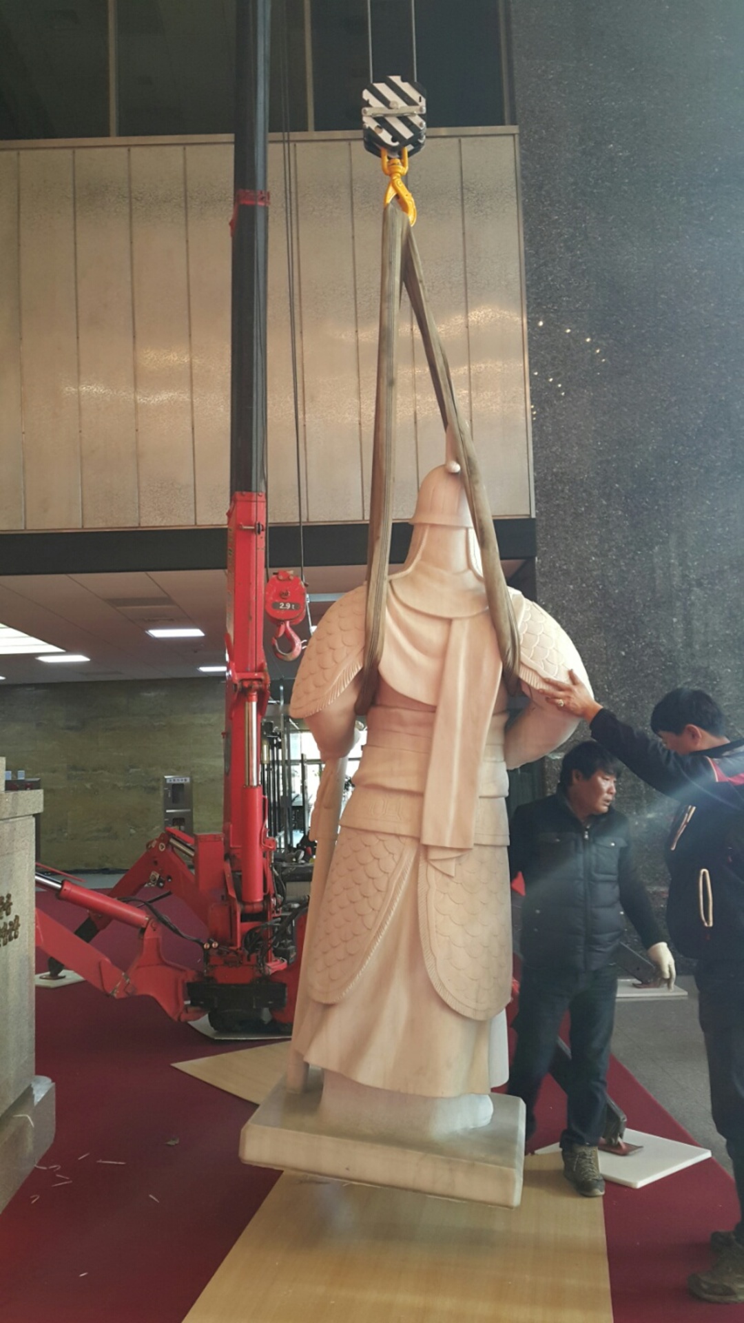 국회의사당 이순신 장군상 교체 작업